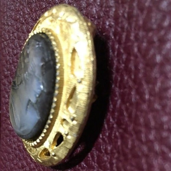 Cameo Mother of Pearl Abalone Gold Pin Brooch - Picture 2 of 4